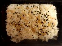 Bakje rijst met sesam